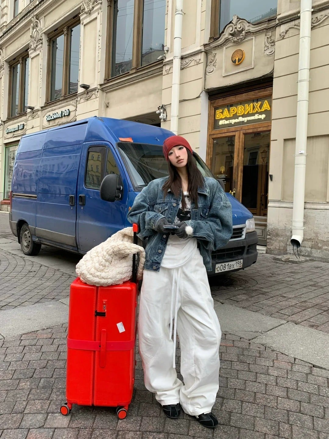 Cách phối đồ chụp ảnh với vali: Thời trang và phụ kiện