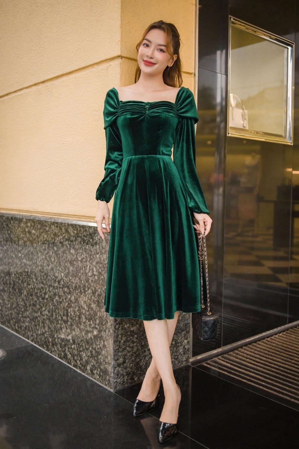 Đầm nhung xanh chữ A trễ vai tay bồng