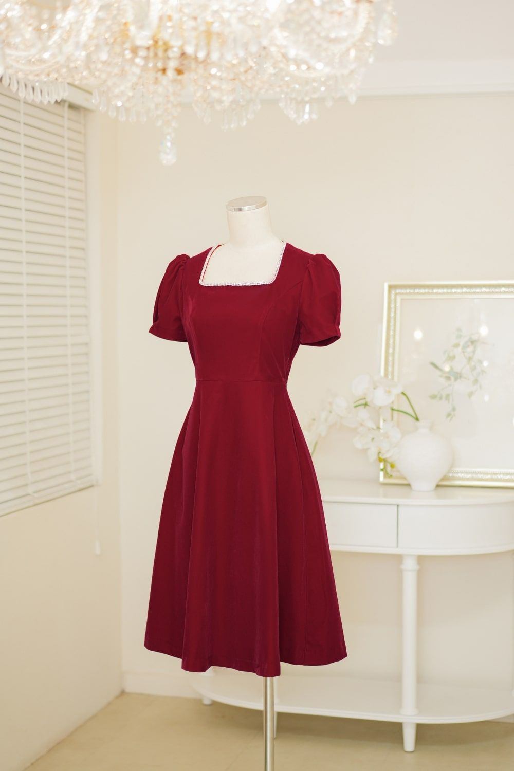 Đầm nhung đỏ chữ A cổ vuông đính hạt