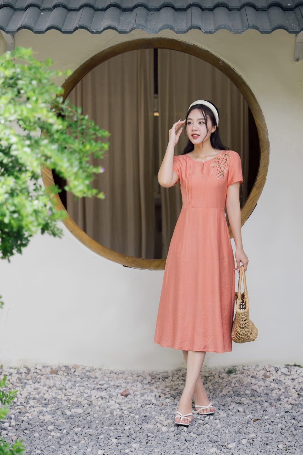 Đầm lanh cam chữ A thêu hoa cổ