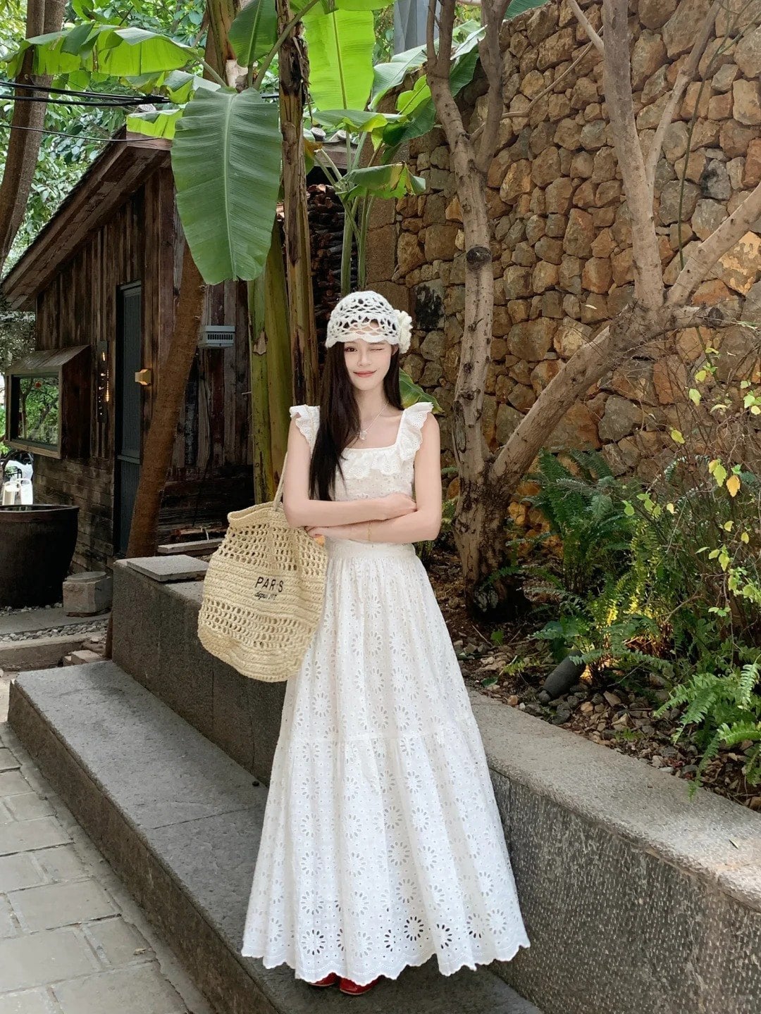 Đầm cotton thêu hoa chữ A sát nách