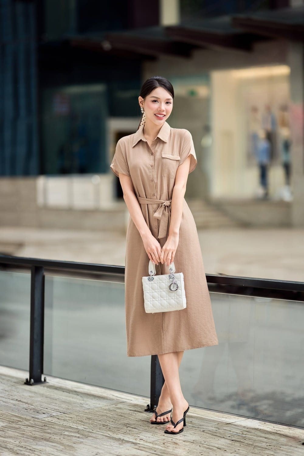 Đầm sơ mi màu be chất liệu kaki với dáng suông kèm thắt lưng