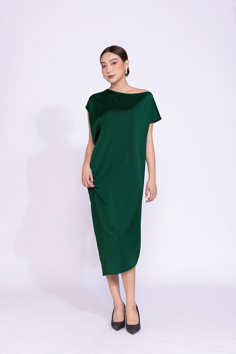 Đầm đen suông lụa satin sang trọng