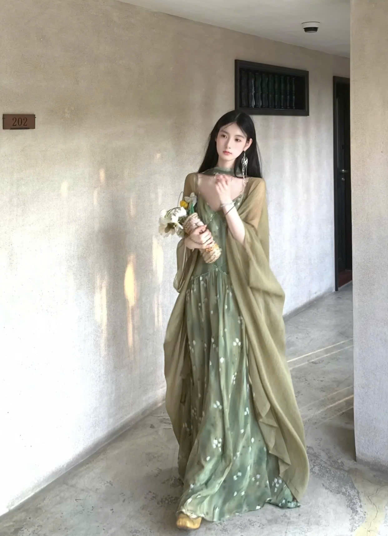 Đầm suông hai dây vải voan hoa xanh rêu phối áo choàng bay bổng