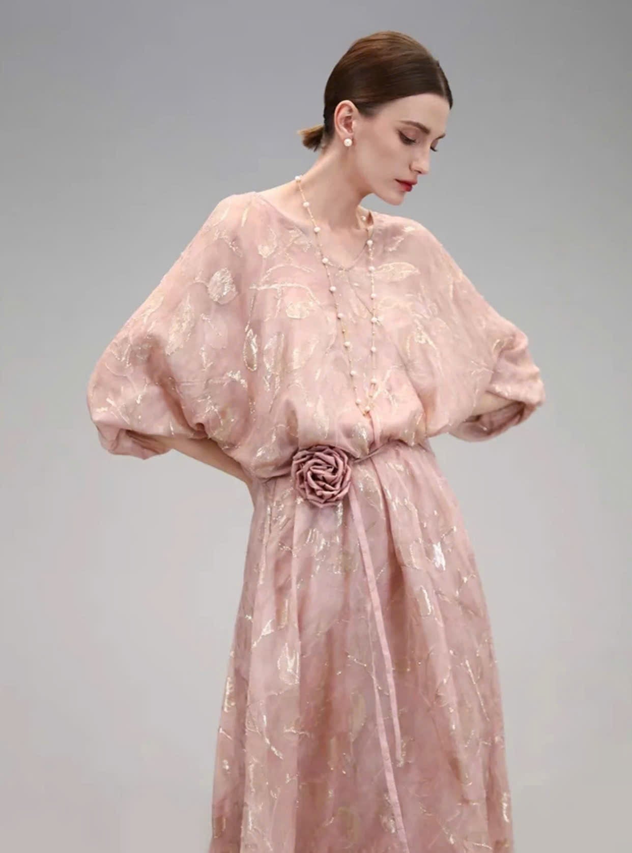 Đầm suông tay cánh dơi vải voan hồng họa tiết ánh kim phối điệu đà