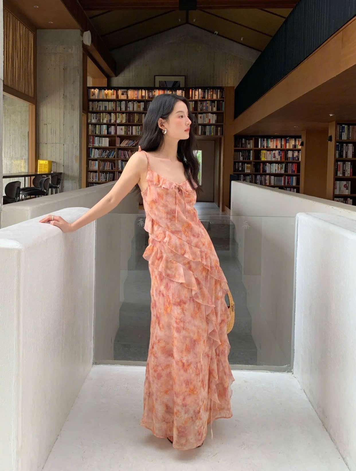 Đầm suông maxi hai dây vải voan hoa hồng phối bèo nhún thướt tha