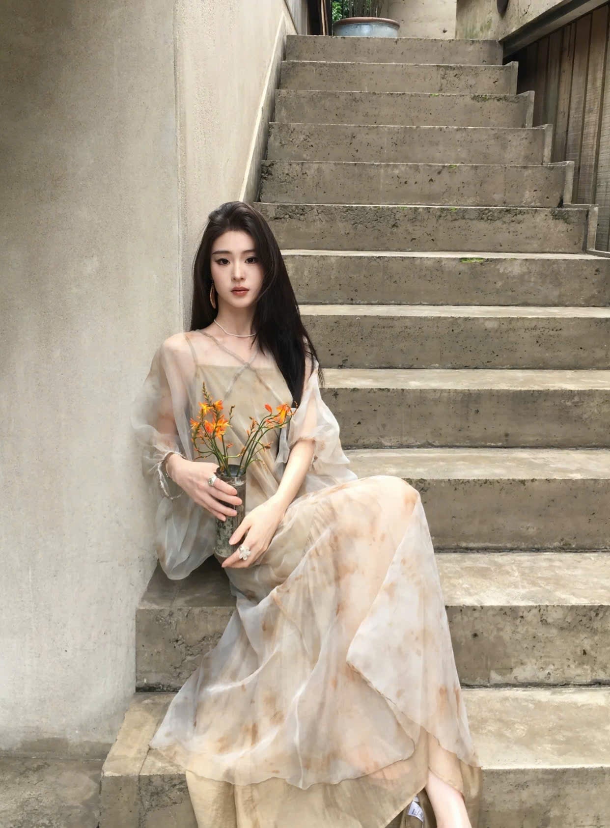 Đầm suông hai lớp vải voan loang màu be phối du mục