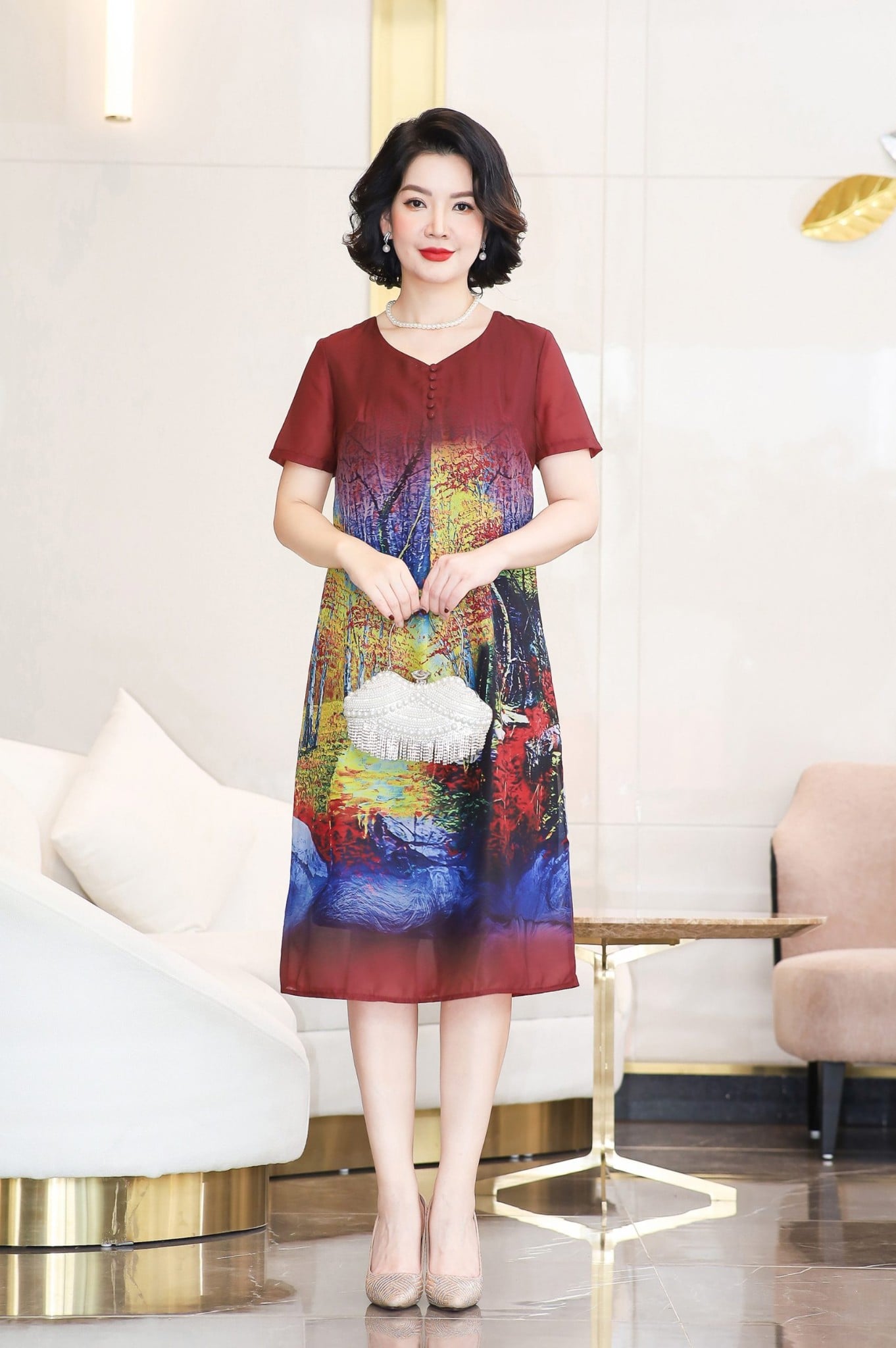 Đầm suông tay ngắn vải voan họa tiết đa sắc phối thanh lịch