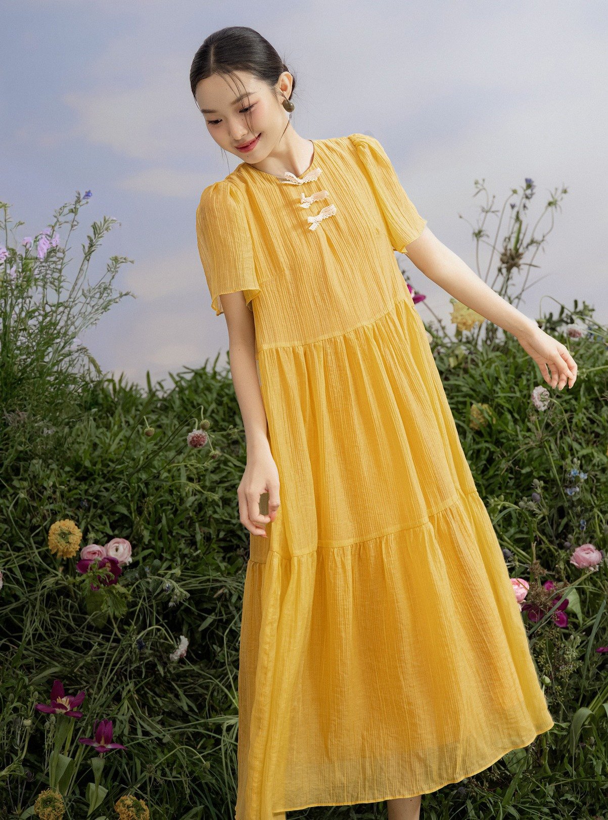 Đầm suông tay ngắn vải voan họa tiết đa sắc phối thanh lịch