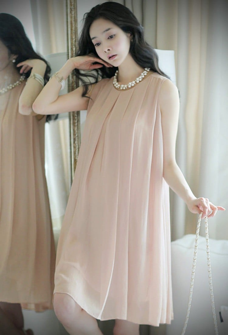 Đầm suông sát nách xếp ly vải voan nude phối dự tiệc