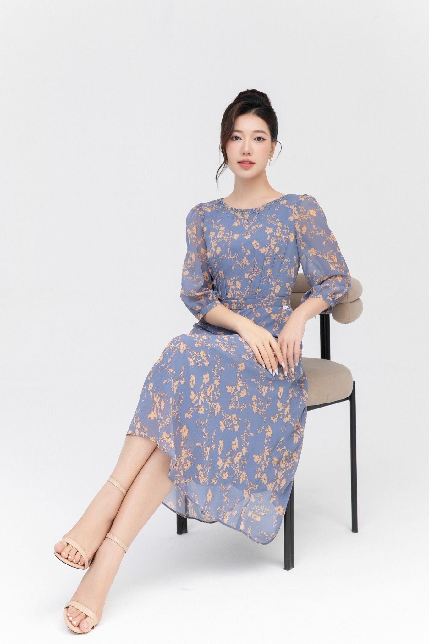 Đầm suông tay lỡ vải voan hoa xanh phối thanh lịch