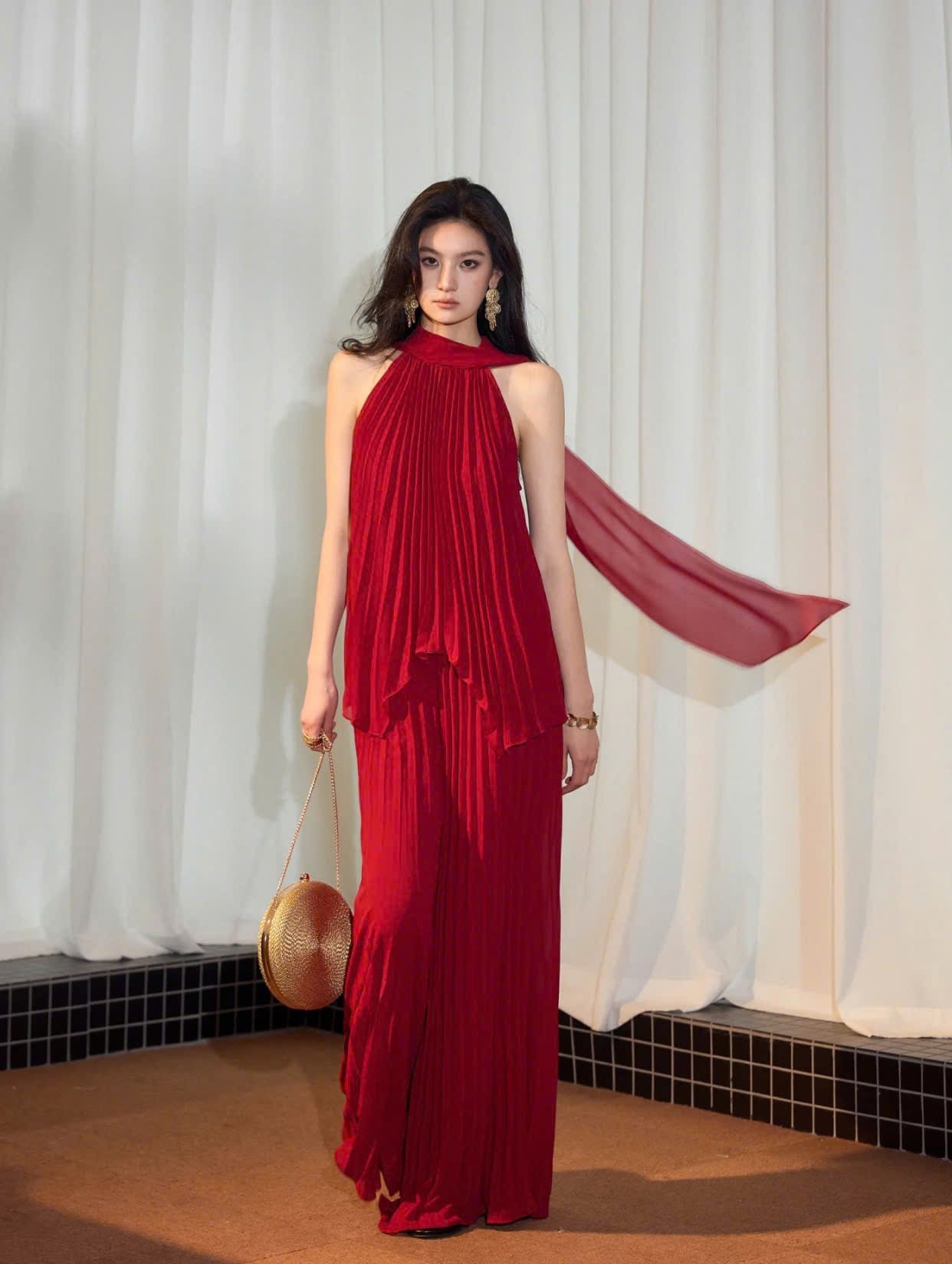 Đầm suông maxi cổ yếm dập ly vải voan đỏ phối sang trọng