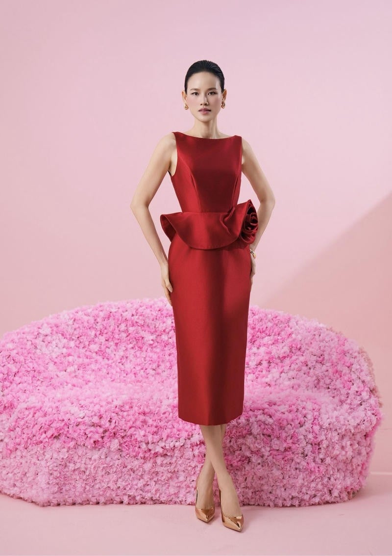 Đầm tafta dáng bút chì màu đỏ tươi sát nách phối peplum hoa hồng