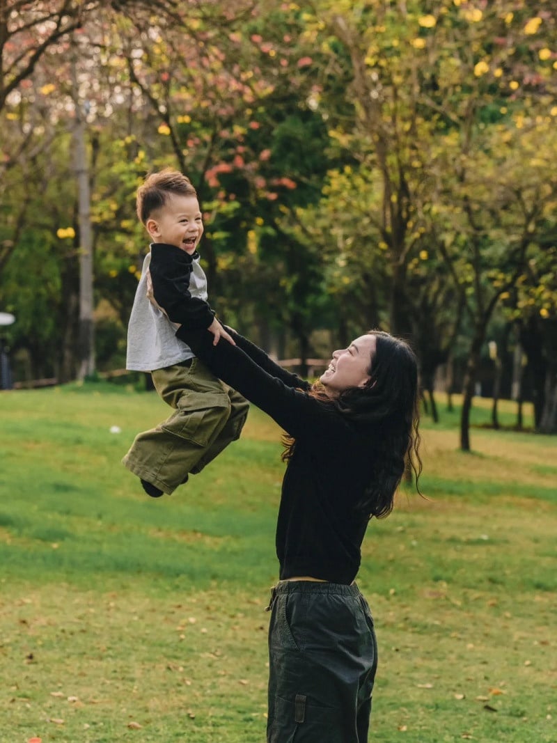 cách tạo dáng chụp ảnh hai mẹ con