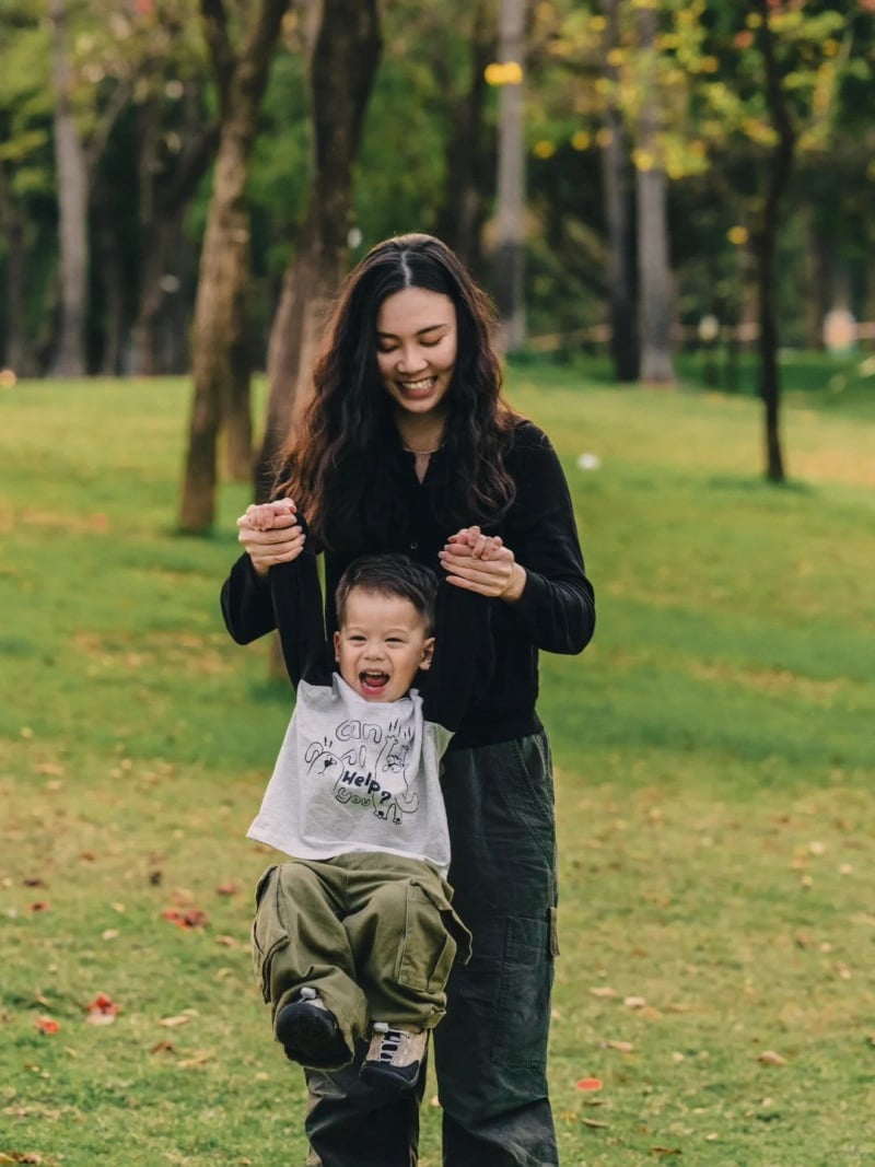 cách tạo dáng chụp ảnh hai mẹ con