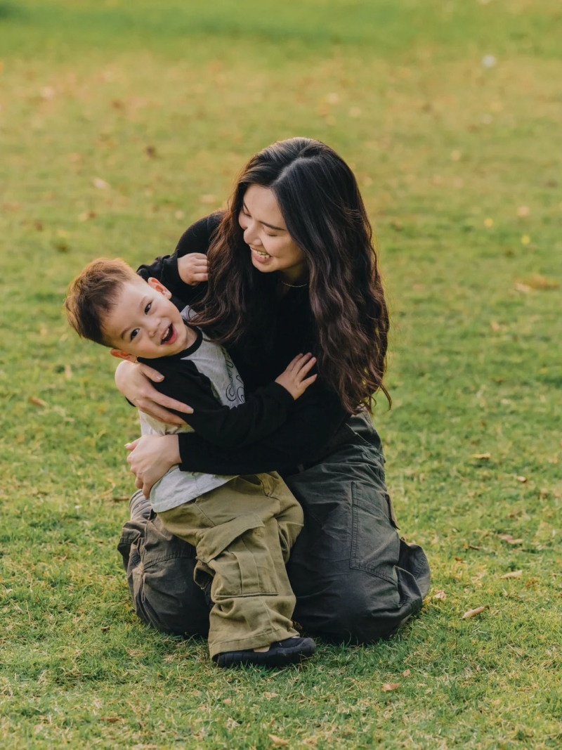 cách tạo dáng chụp ảnh hai mẹ con