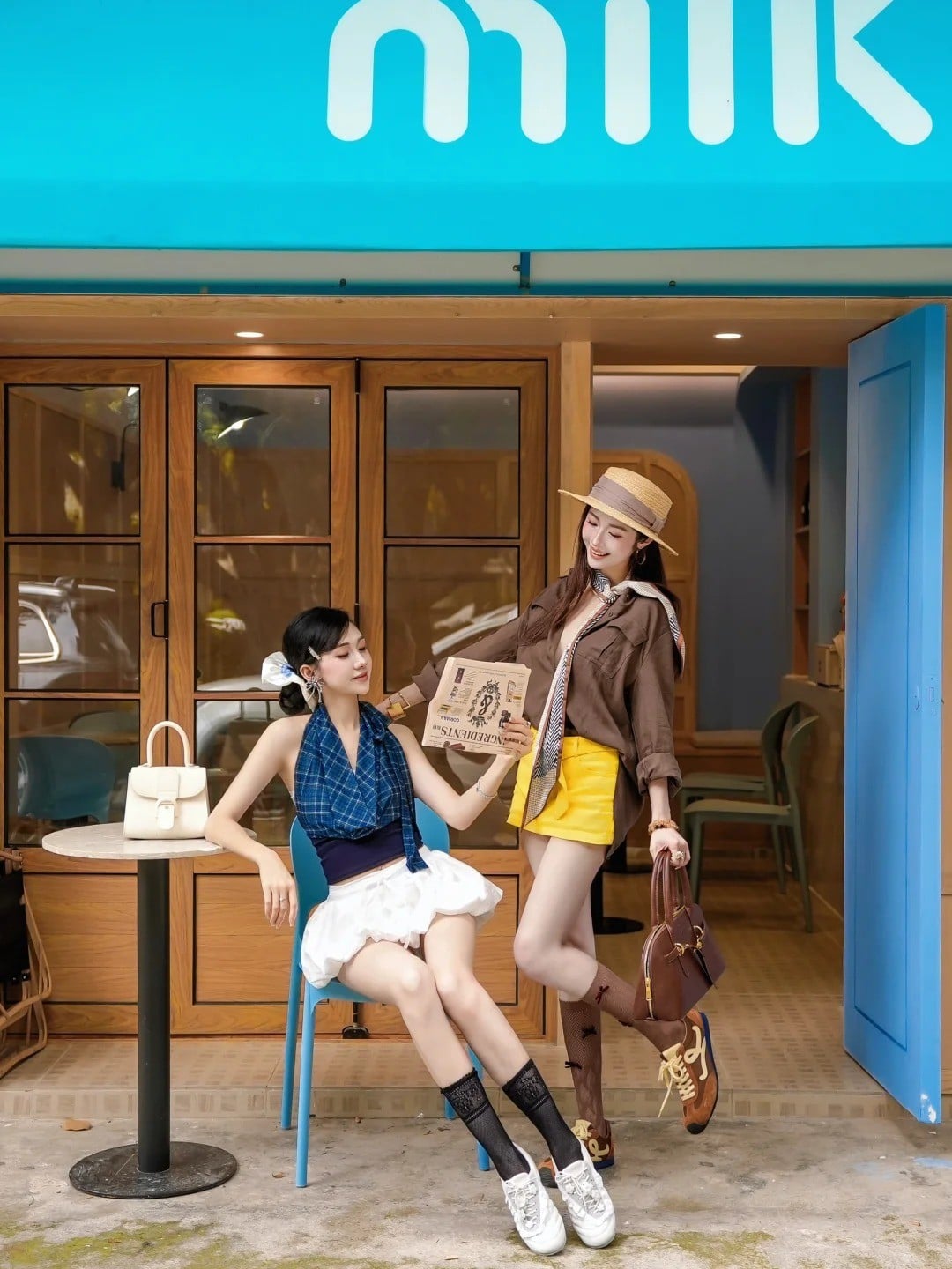 Nhóm tạo dáng cùng đạo cụ độc đáo