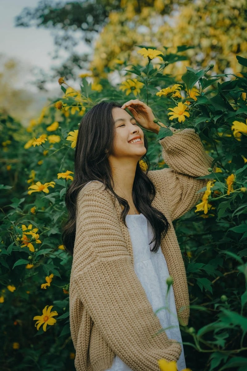 Phối đồ layering với áo khoác gió mỏng