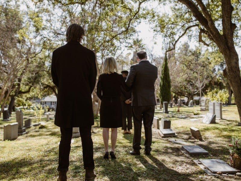 đi đám tang mặc gì