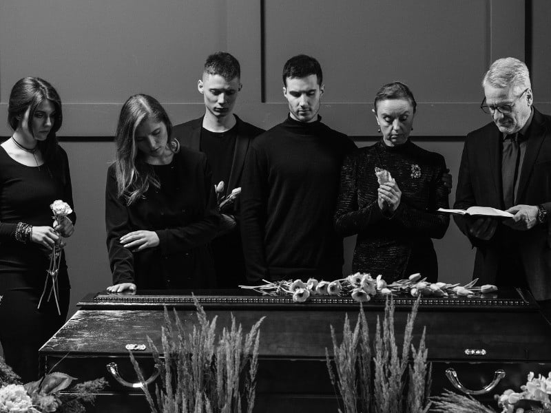 đi đám tang mặc gì