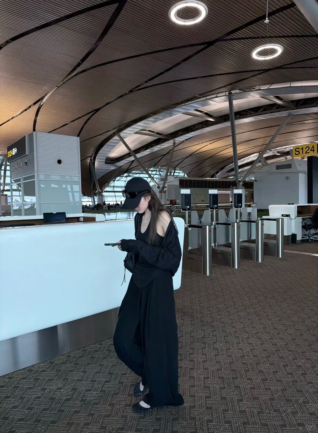 All-black cá tính và bí ẩn