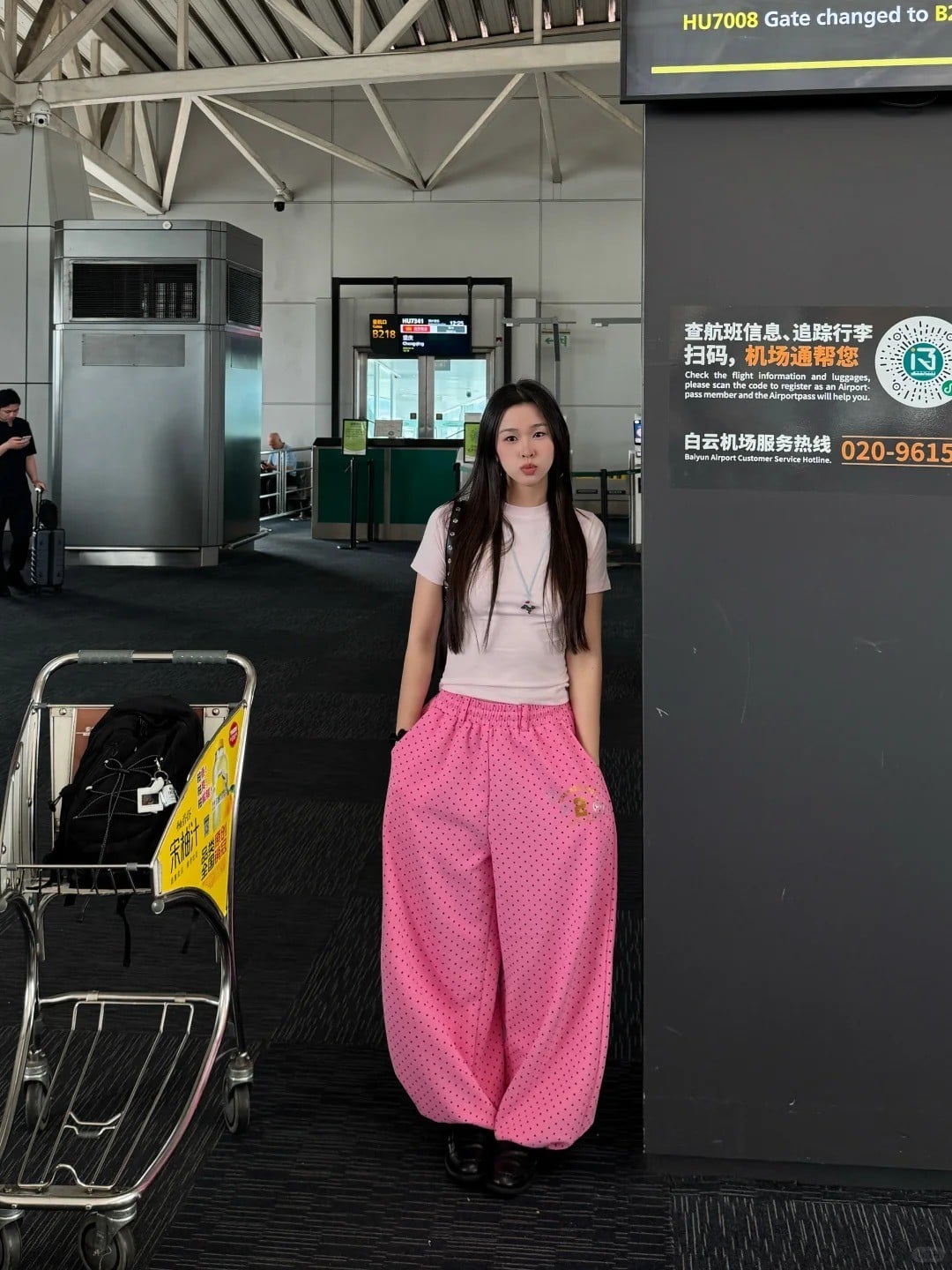 Quần ống siêu rộng và tông hồng phá cách