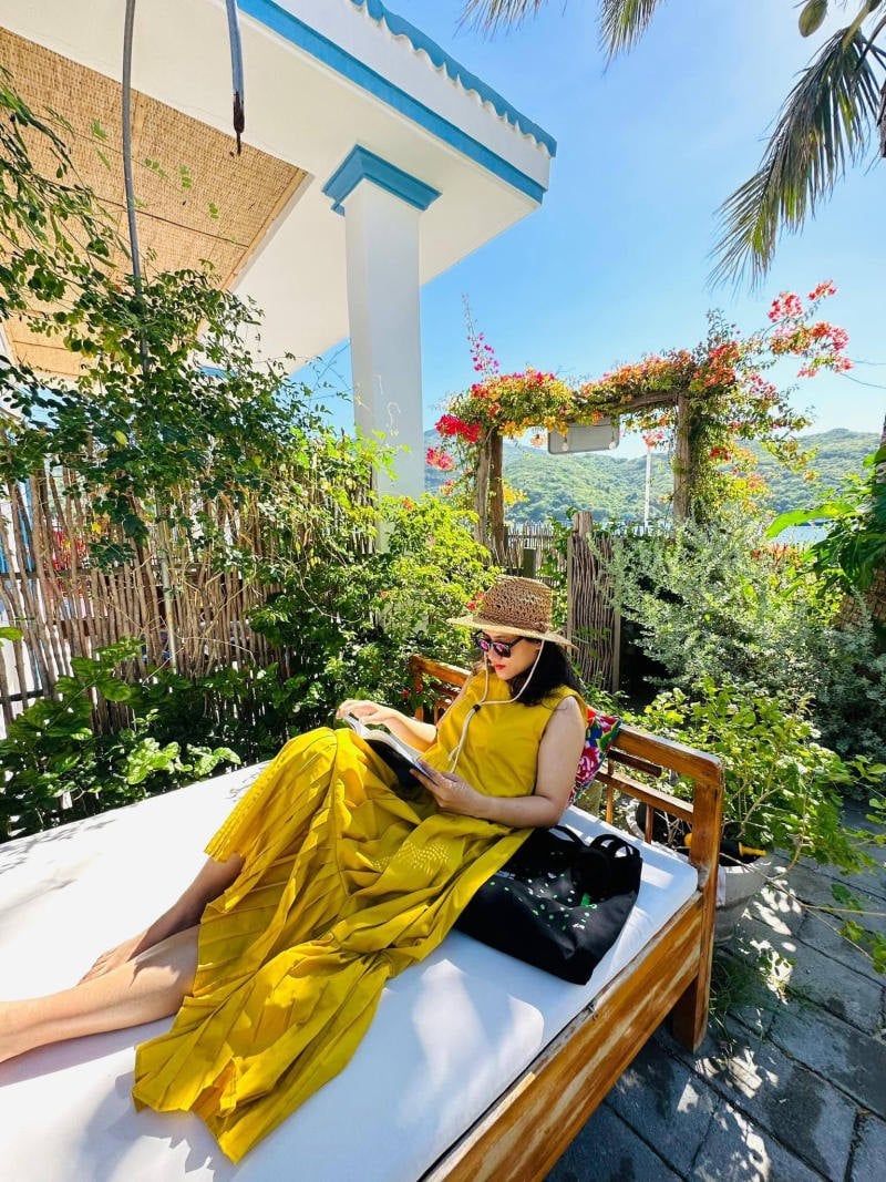 Rực rỡ dưới nắng hè với đầm vàng thướt tha