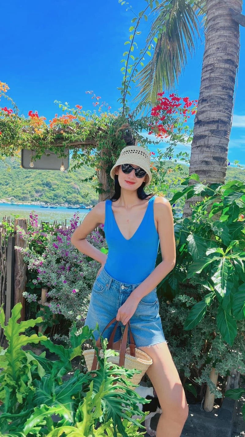 Tươi mát trong set đồ bơi một mảnh và quần short jean