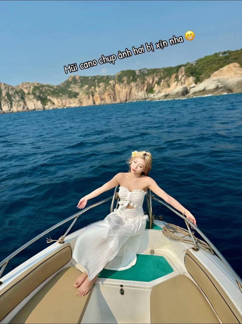 Tinh khôi giữa biển khơi với set bandeau trắng tinh khiết