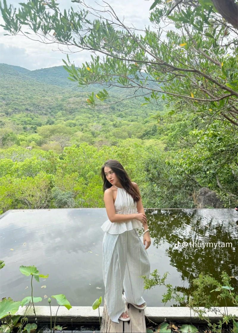 Phóng khoáng với áo yếm trắng và quần sọc dáng rộng