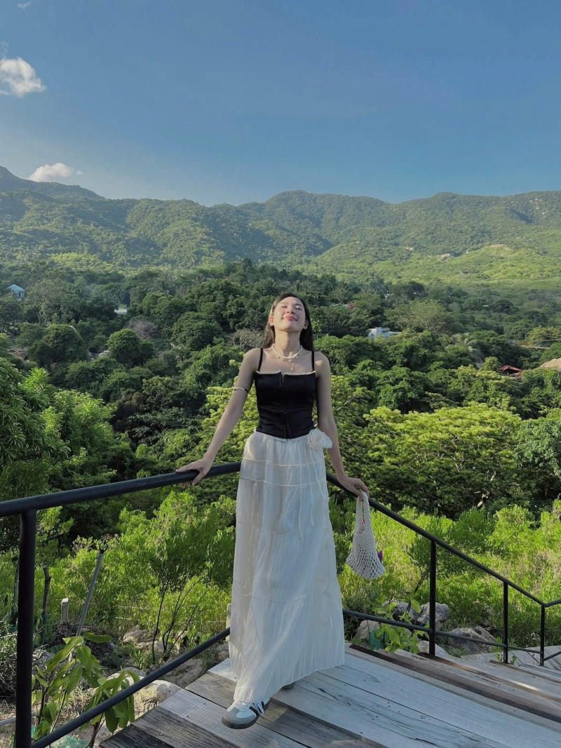 Thời thượng và cá tính cùng corset đen và chân váy trắng