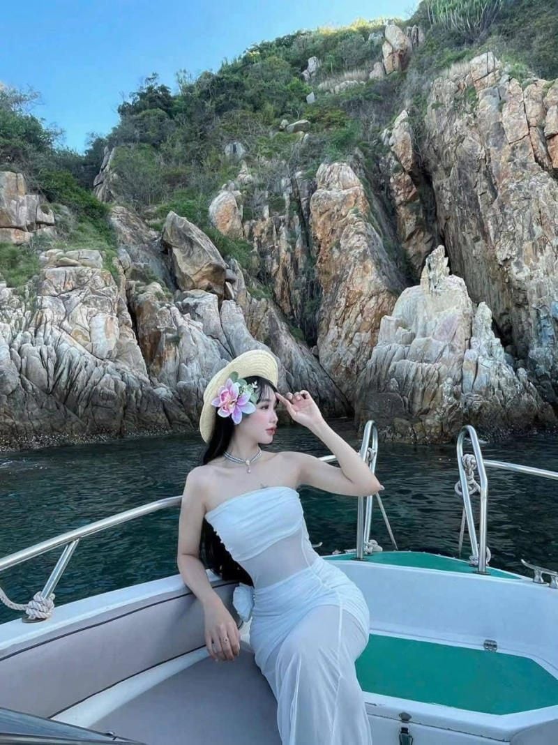 Gợi cảm tinh tế cùng đầm voan trắng mỏng manh