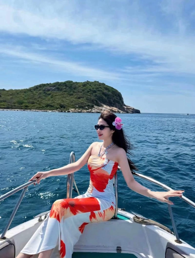 Nổi bật với jumpsuit họa tiết nhiệt đới