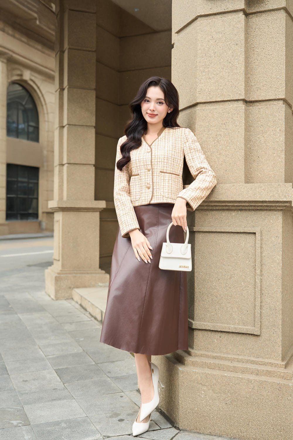 phối đồ với chân váy dài qua gối