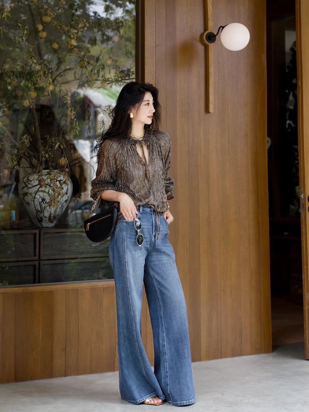Áo blouse ánh kim phối cùng quần jeans ống loe
