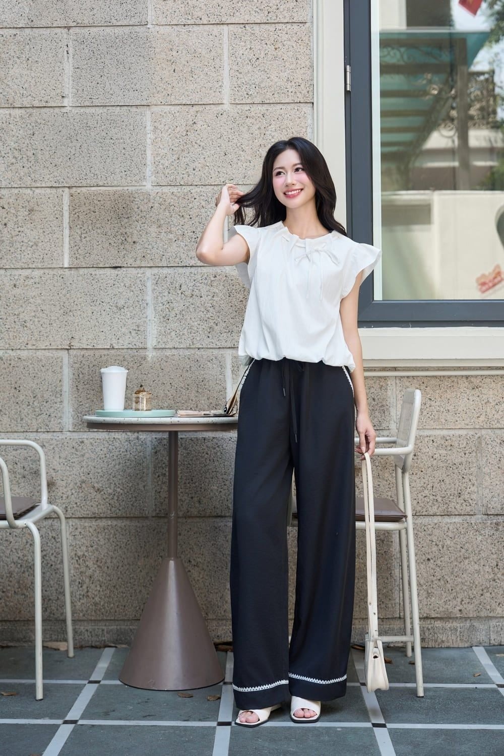 Áo blouse cổ nơ phối cùng quần ống rộng