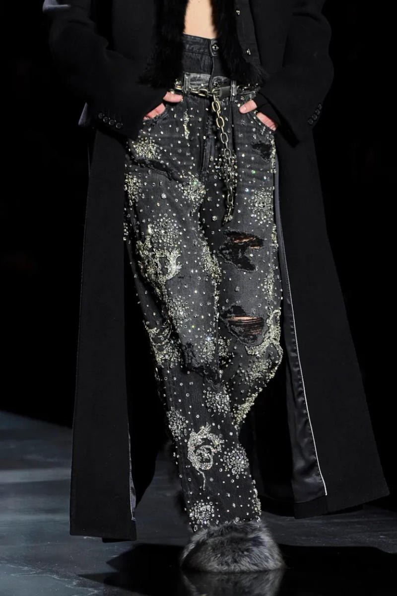 Kiệt Tác Baroque Trên Nền Vải Denim Đen