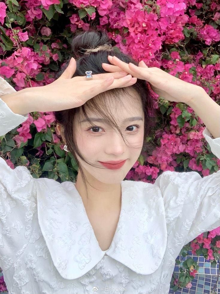 chụp ảnh cùng hoa giấy