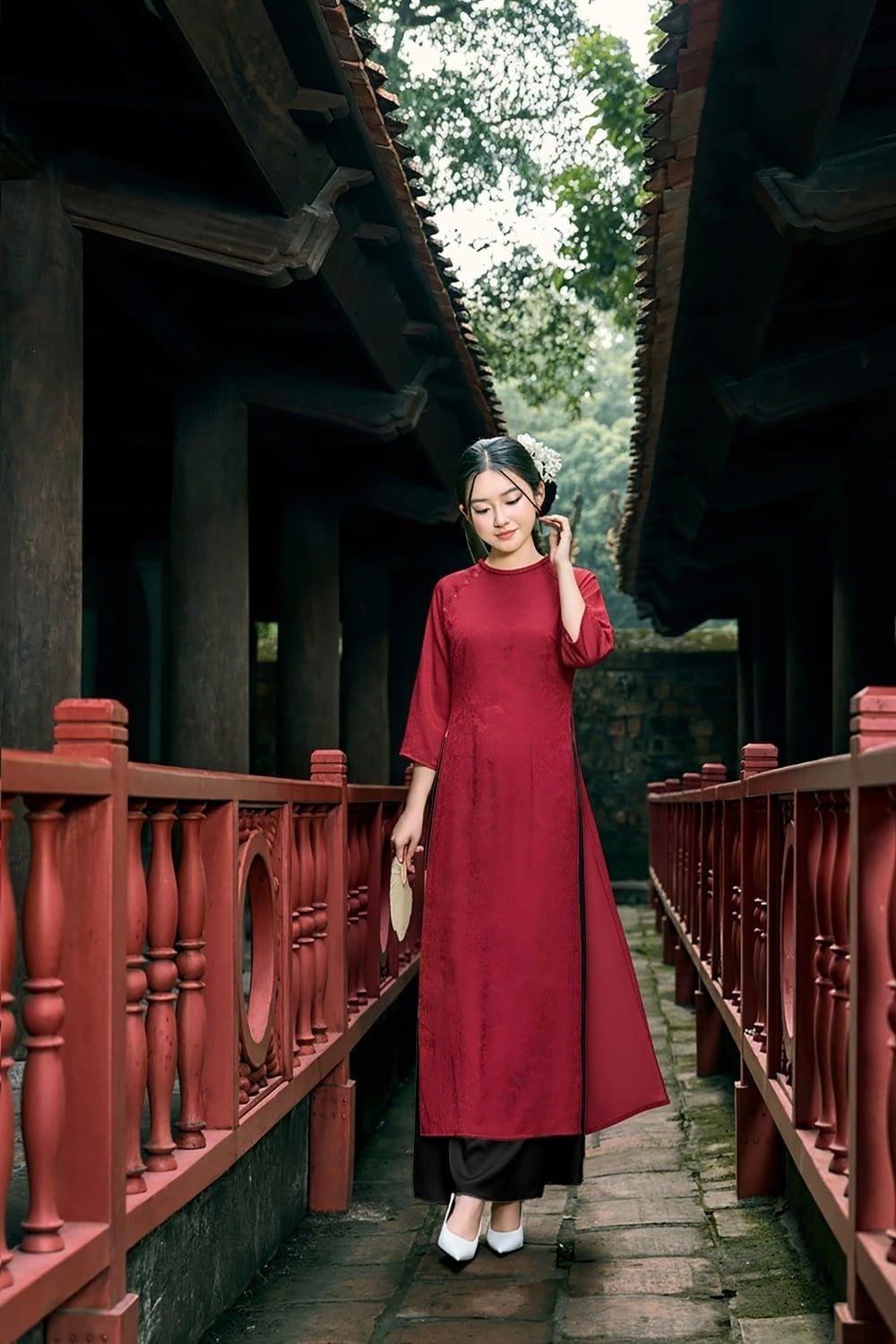 Bước đi chậm rãi, mắt nhìn xuống dưới, biểu cảm suy tư, góc chụp toàn thân