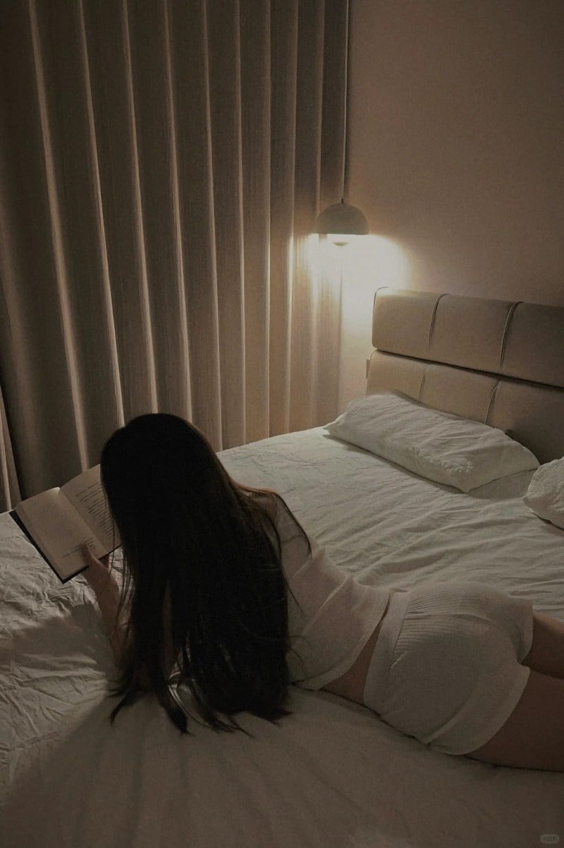 cách tạo dáng chụp ảnh trên giường