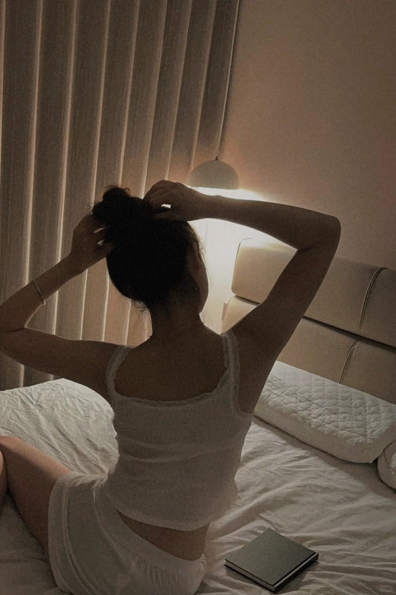 cách tạo dáng chụp ảnh trên giường