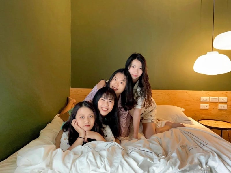 cách tạo dáng chụp ảnh trên giường