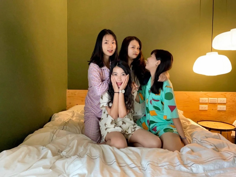 cách tạo dáng chụp ảnh trên giường