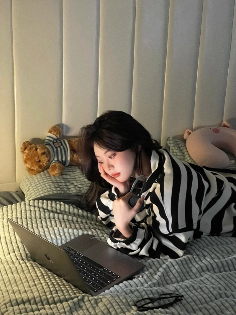 cách tạo dáng chụp ảnh trên giường