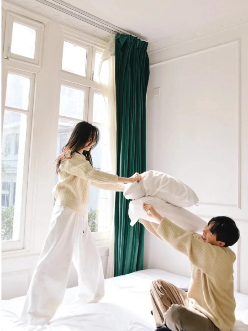 cách tạo dáng chụp ảnh trên giường