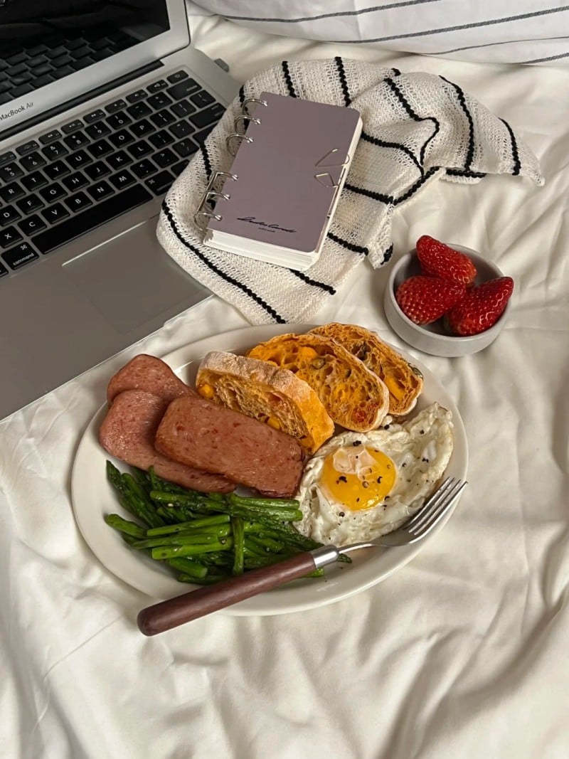 cách tạo dáng chụp ảnh trên giường