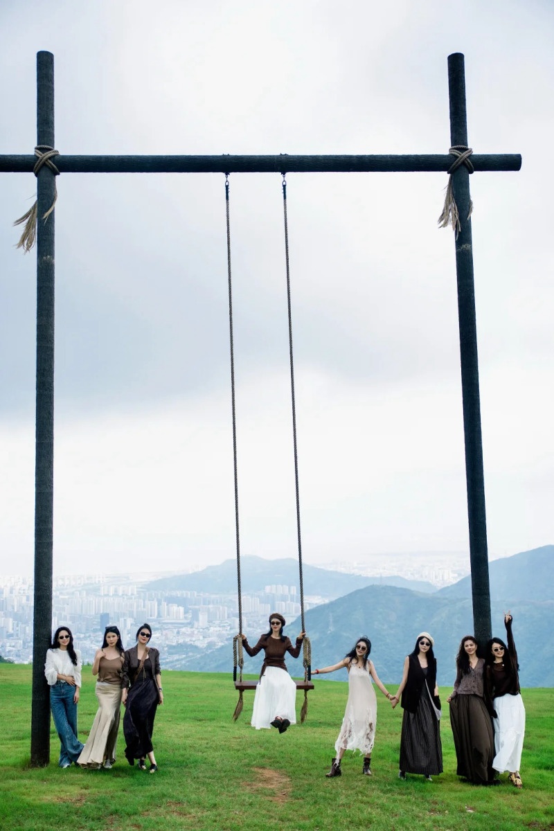 tạo dáng chụp ảnh với xích đu