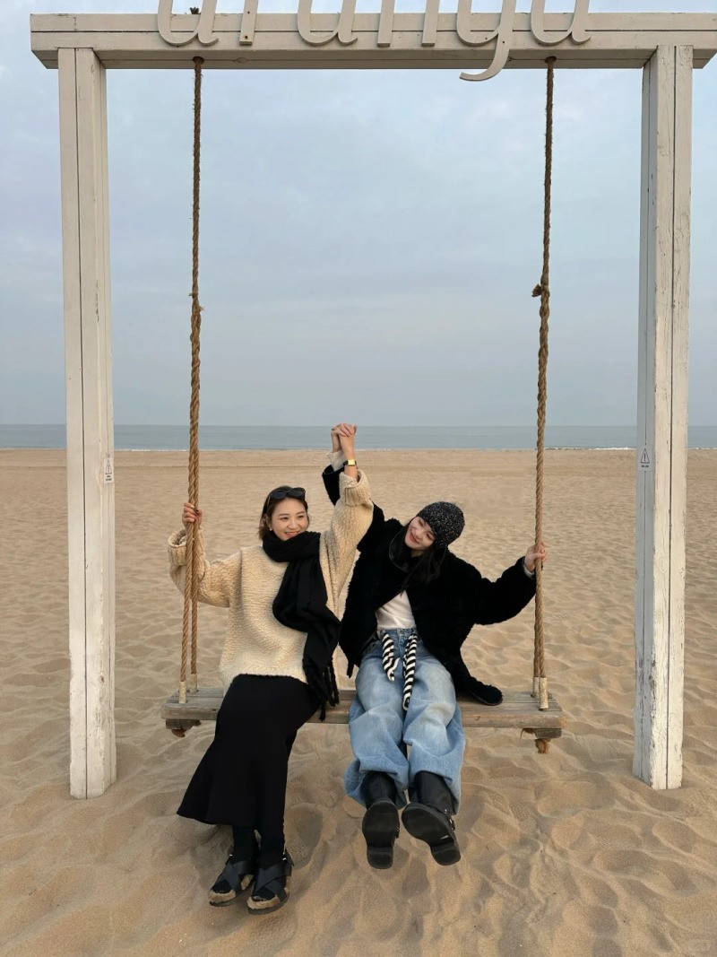 tạo dáng chụp ảnh với xích đu