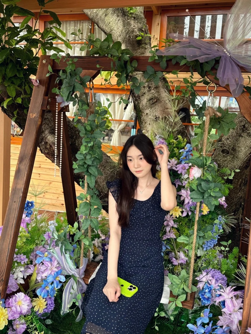 tạo dáng chụp ảnh với xích đu