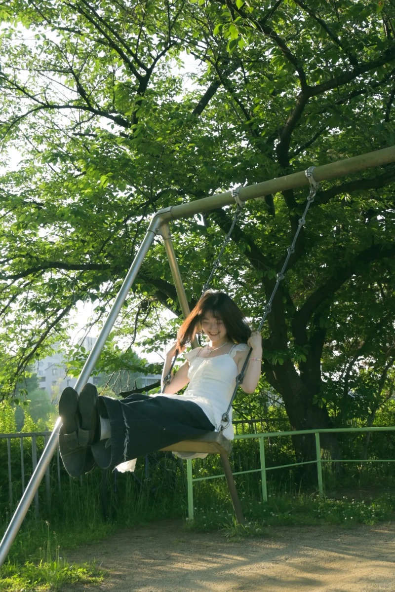 tạo dáng chụp ảnh với xích đu